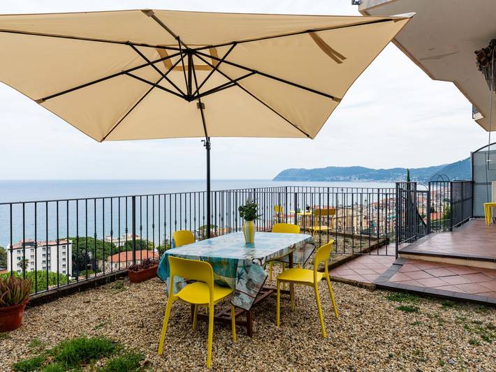 Ferieleilighet for 6 personer, med Balkong og Terrasse i tillegg til Hage i Alassio