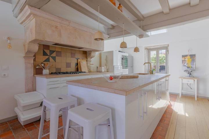 Location de vacances pour 12 personnes, avec vue ainsi que piscine et jardin à Saint-Ythaire - 2