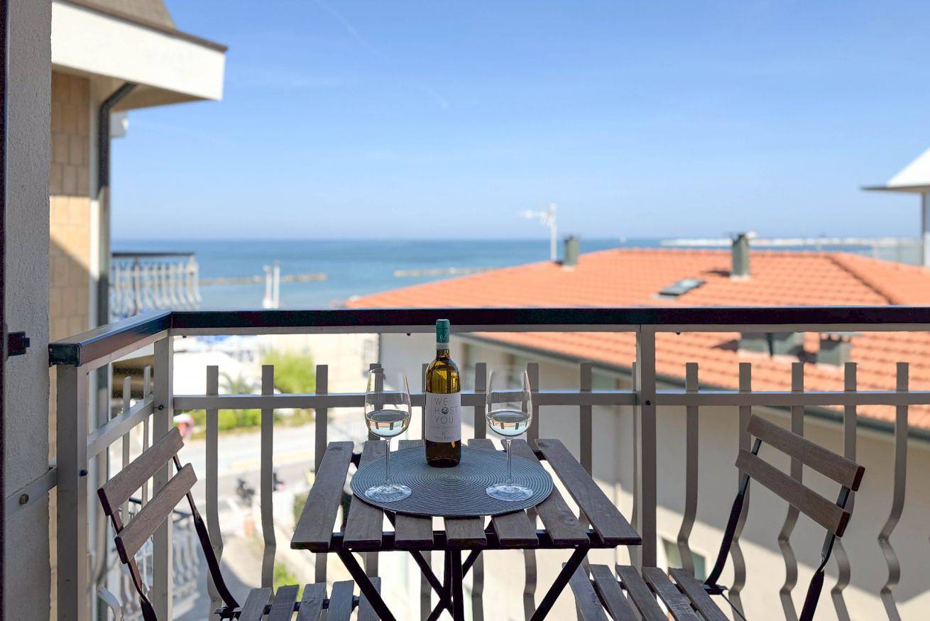 Appartamento intero, Riviera Apartment - *6 posti* Fronte Mare Parcheggio Privato A/C Wifi in Fontespina, Costa Adriatica Marche