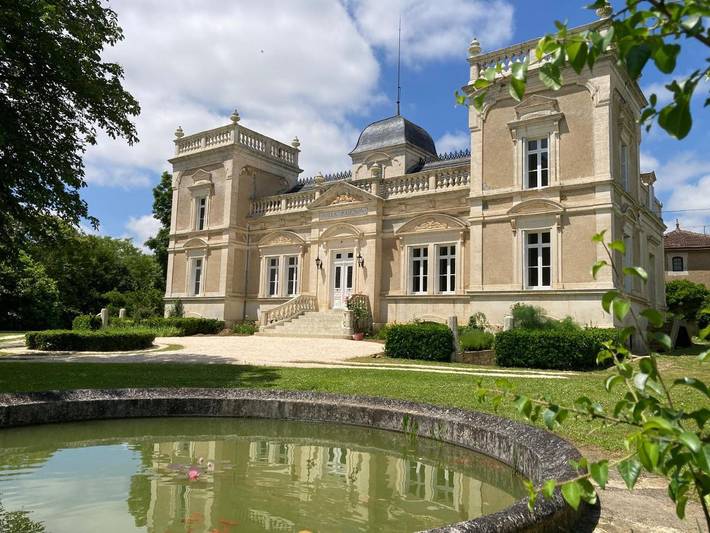 Location de vacances pour 2 personnes, avec terrasse et jardin ainsi que piscine et vue à Montbron - 2