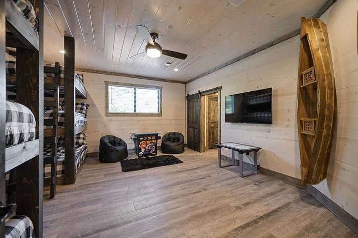 Log cabin for 24 people, with hot tub and sauna as well as balcony in Broken Bow