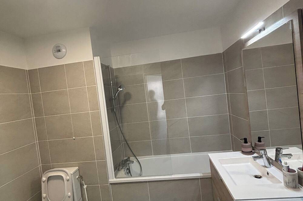 Apartamento entero, New apartment just outside Paris, with optional parking space in Maisons-Alfort, Valle del Marne