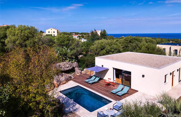 Villa pour 4 personnes, avec terrasse ainsi que jardin et piscine à Corbara