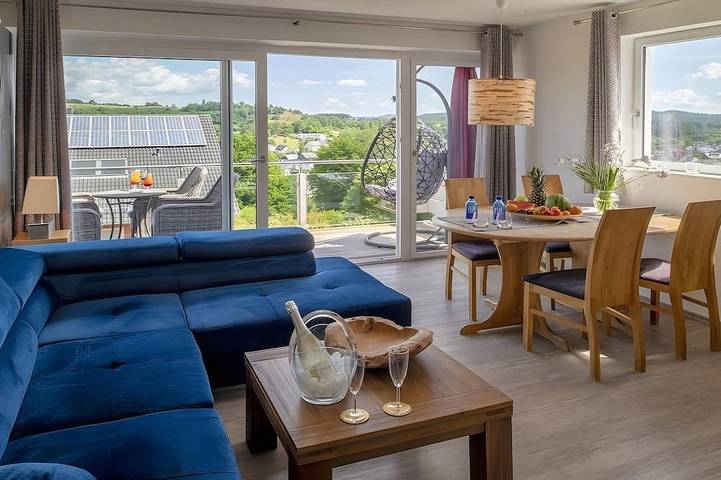 Ferienwohnung für 6 Personen, mit Balkon und Whirlpool sowie Garten und Sauna in der Eifel