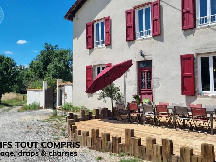 Location de vacances pour 15 personnes, avec jardin ainsi que terrasse et piscine dans Mornand-en-Forez