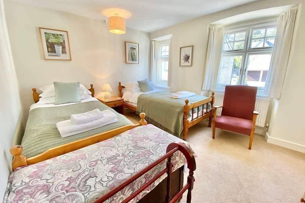 The Cottage, Padstow, tiered patio sun trap in Padstow, Cornwall