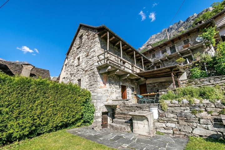 Rustico Over The Bridge Verzasca 2 for 6 in Lavertezzo, Alpes Ticineses y del Verbano