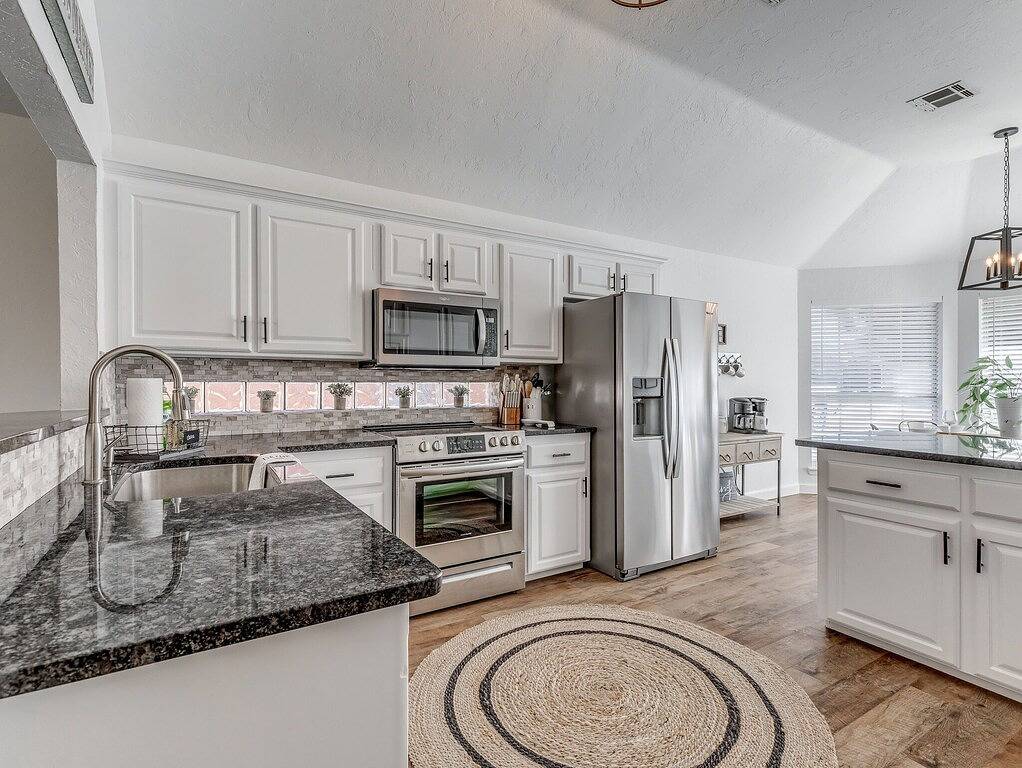 Central Edmond ~Boho, modern style with loft & fire pit in large backyard~ in Edmond, Oklahoma County