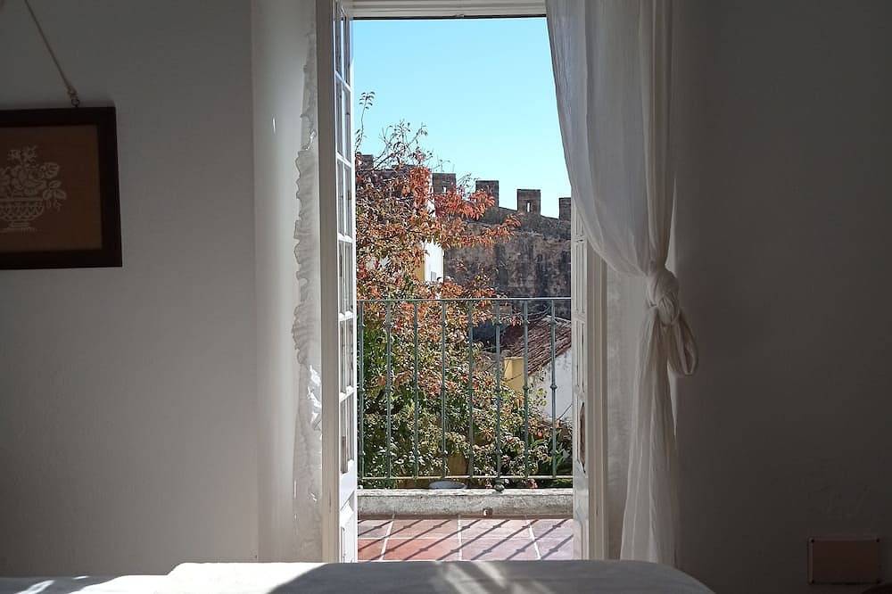 Óbidos Huis met tuin binnen de kasteelmuur in Óbidos, Leiria District