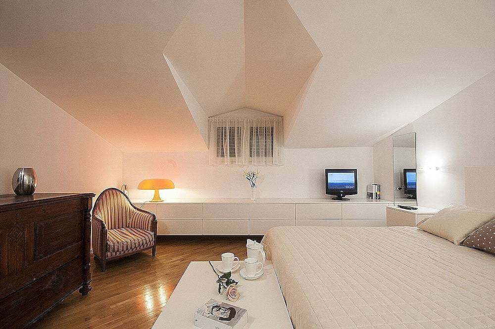 Entire apartment, La Finestra Sulmò, panoramic apartment in Sulmona overlooking the historic center in Sulmona, L'Aquila Province