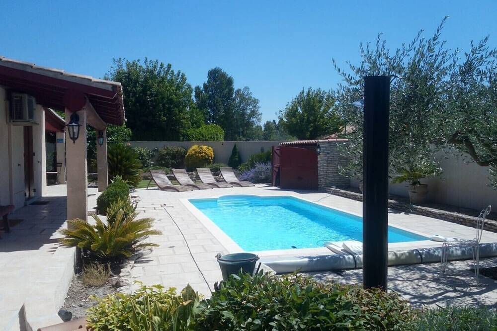 Charming bungalow with heated pool near Avignon in Verquières, Region de Arles