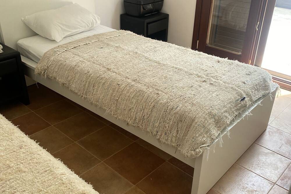 4 bedroom villa, 3 bath with private pool, sea view and enclosed gardens. in Ocean Beach Ibiza, Sant Josep de sa Talaia