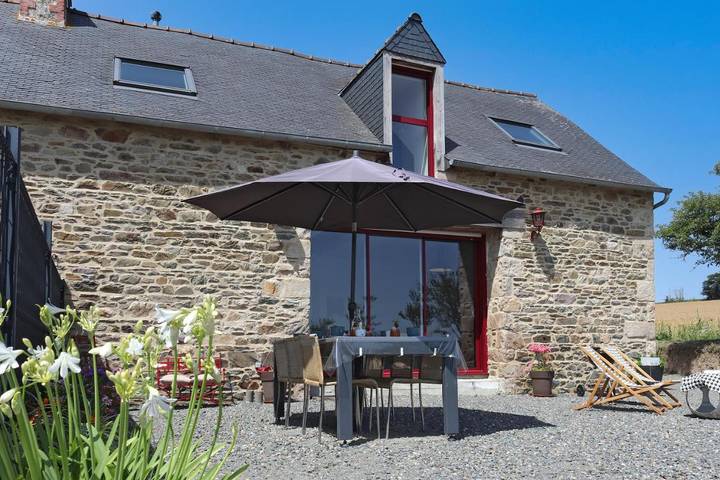 Location de vacances pour 4 personnes, avec vue et terrasse à Ploëzal