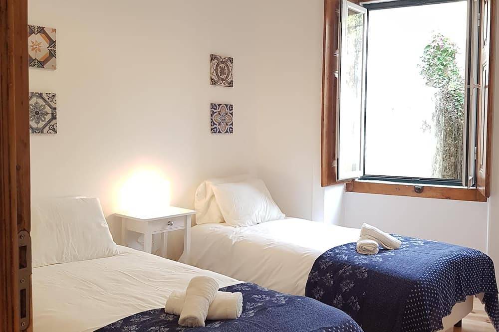 Entire apartment, Charming & Central Apartment in Traditional Chalet in São Martinho (Sintra), Sintra