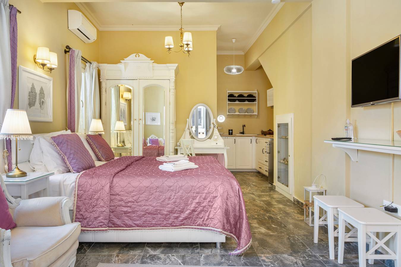 Entire studio, Studio Apartment 'No 3 Superior Symi Nautilus' with Mountain View, Wi-Fi and Air Conditioning in Ano Symi, Rhodes