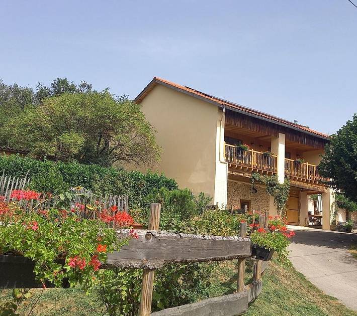 Cottage pour 3 personnes, avec terrasse ainsi que piscine et vue dans Juré
