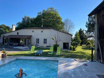 Gîte pour 5 personnes, avec jardin ainsi que vue et piscine, animaux acceptés à Monségur