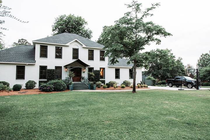 Vacation rental for 10 people, with yard and hot tub as well as terrace in Columbia