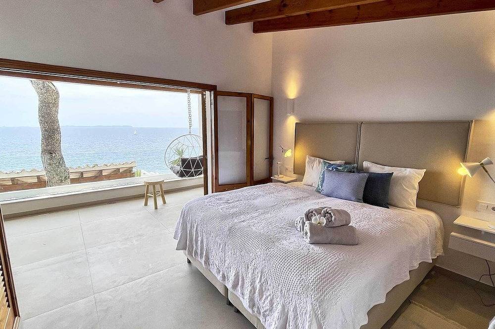 Villa \"Tre Pini\" in 1st sea line with fantastic sea views and close to the beach in Cala Pi, Lluchmayor