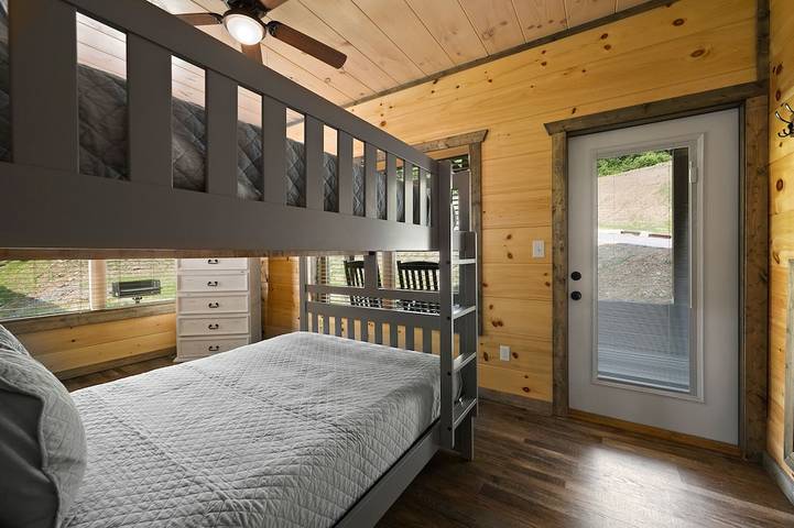 Log cabin for 8 people in Sevierville