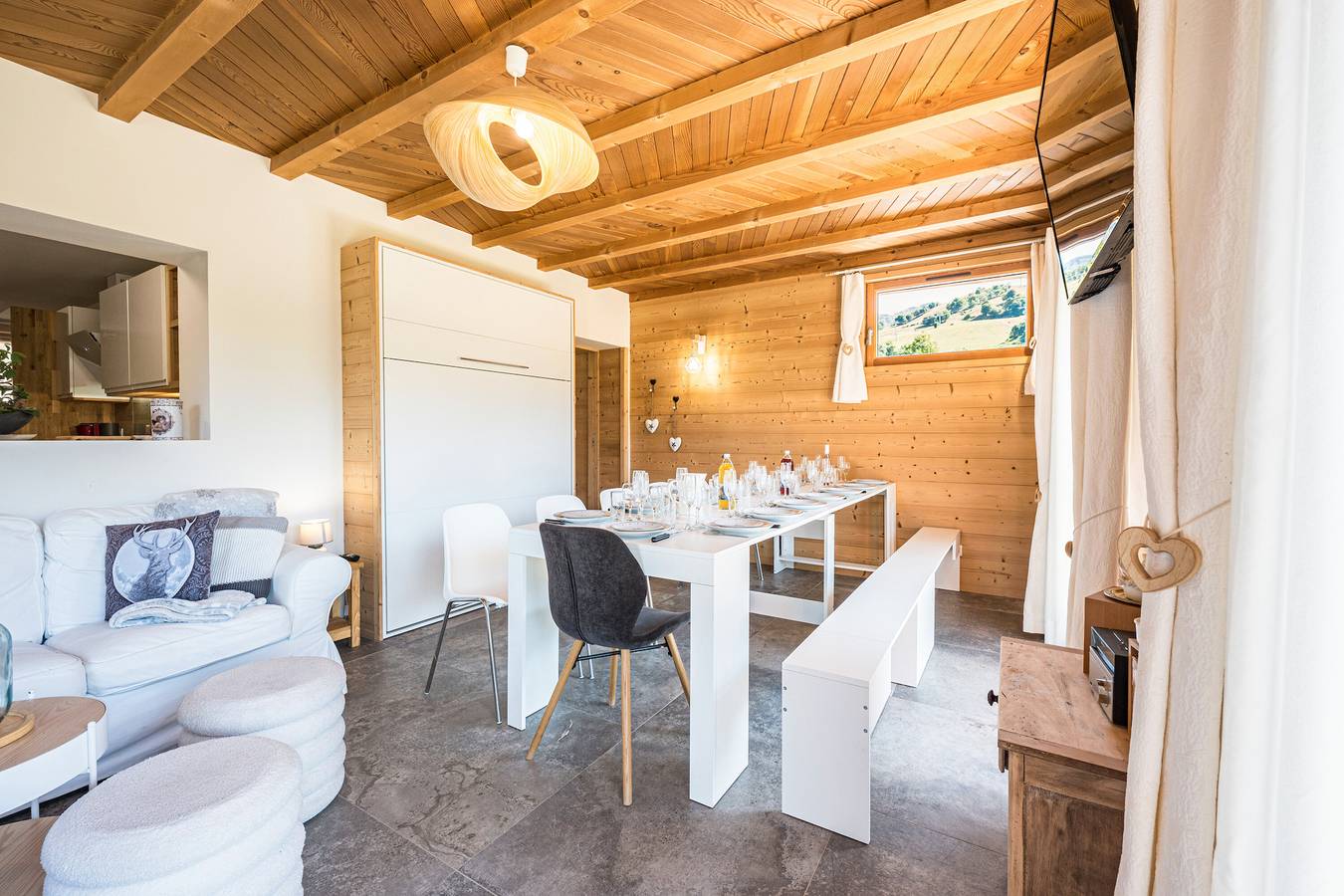 Appartement entier, Appartement 'Grand Cerf - Albiez Montrond' avec vue sur la montagne, terrasse privée et Wi-Fi in Col du Mollard, Albiez-Montrond