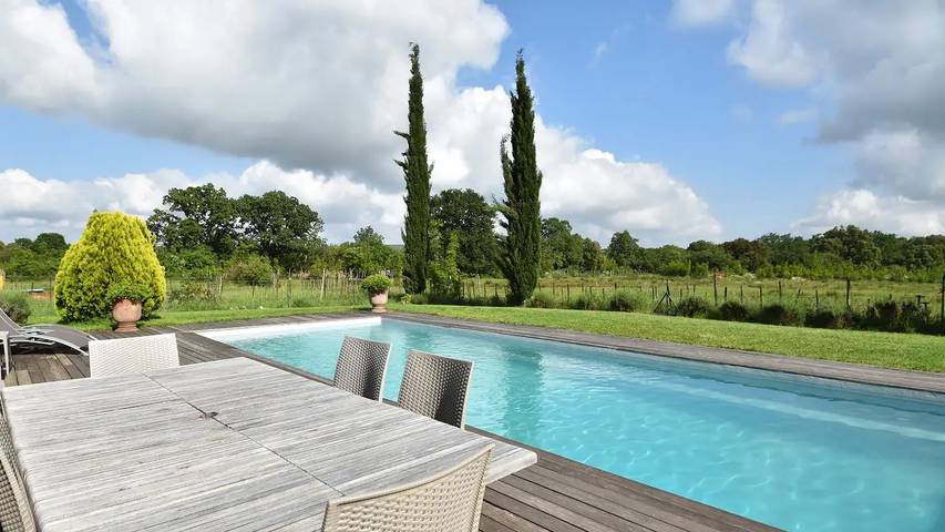 Location de vacances pour 11 personnes, avec piscine ainsi que jardin et terrasse, animaux acceptés à Viols-en-Laval