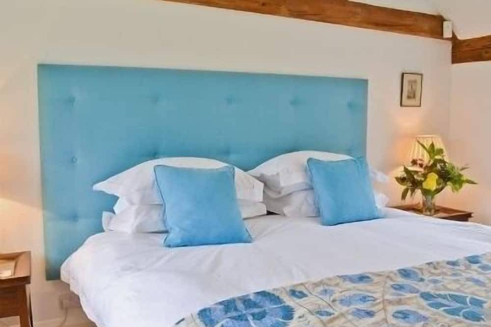 Priory Barn - ideal for large family groups. Sleeps 8/9 adults plus 3 children in Leigh (Kent), Kent