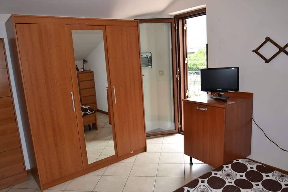 Entire apartment, Two-room attic apartment with terrace with 360° sea view in Teramo Province