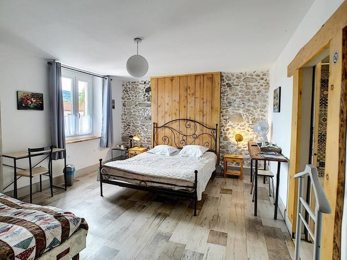 Chambre d’hôte pour 2 personnes, avec Terrasse ainsi que Jardin et Vue dans Pic de Nore