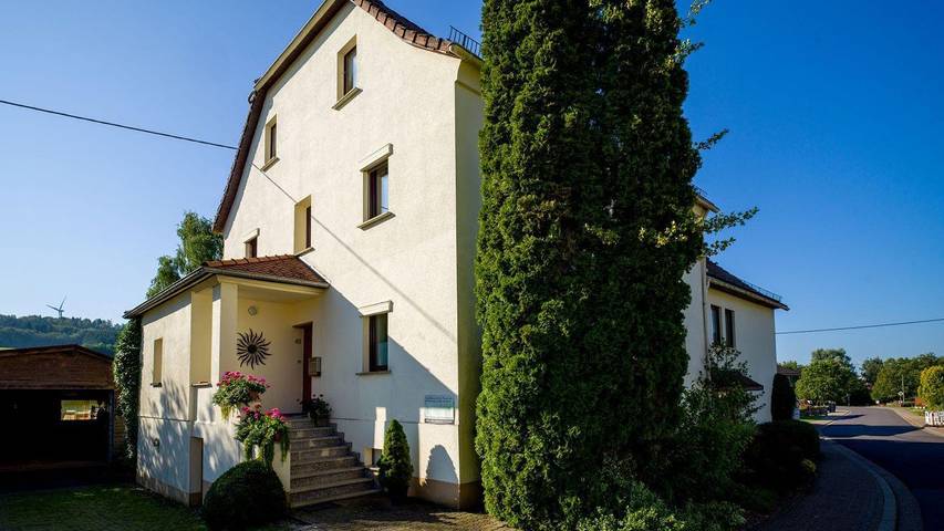 Ferienwohnung für 4 Personen, mit Terrasse und Ausblick sowie Garten in Nonnweiler