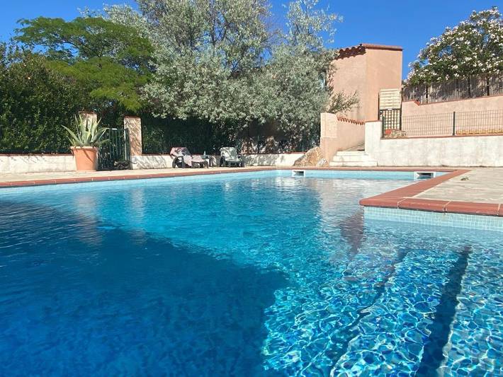 Location de vacances pour 2 personnes, avec Terrasse ainsi que Jardin et Piscine à Cases-de-Pène