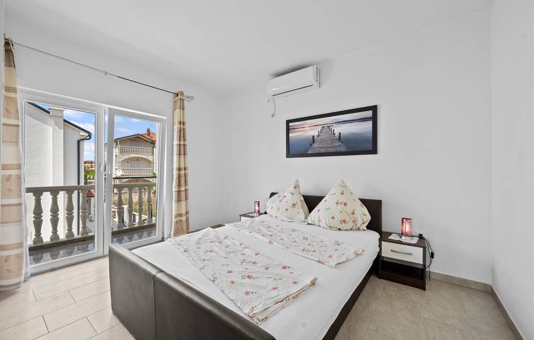 Ganze Ferienwohnung, Gemütliche 62 m² große Wohnung mit Terrasse, WLAN und Parkplatz in Strandnähe (1 km) in Vodice, Šibenik-Knin