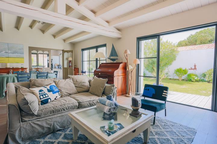 Location de vacances pour 8 personnes, avec terrasse ainsi que jardin et piscine à La Flotte - 3