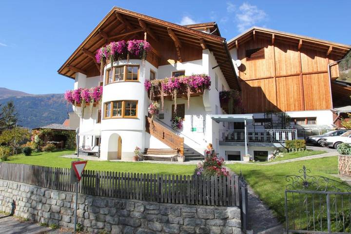 Ferienwohnung für 4 Personen, mit Balkon und Terrasse sowie Garten und Ausblick in Kauns