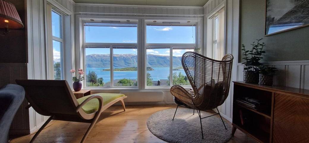Ferienwohnung für 4 Personen, mit Terrasse und Garten sowie Sauna und Ausblick in Lyngen