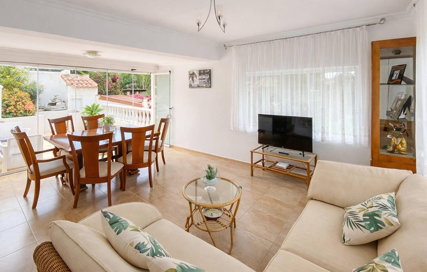 Moderno apartamento de 2 dormitorios con piscina, wifi y aparcamiento cerca de Bombay Tandoori in El Pinar de Campoverde, Pilar de la Horadada