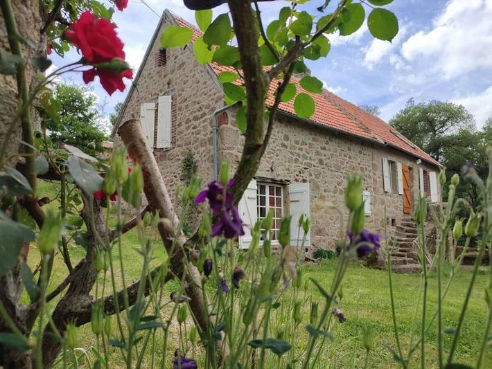 Gîte pour 4 personnes, avec vue ainsi que terrasse et jardin dans Chamblet