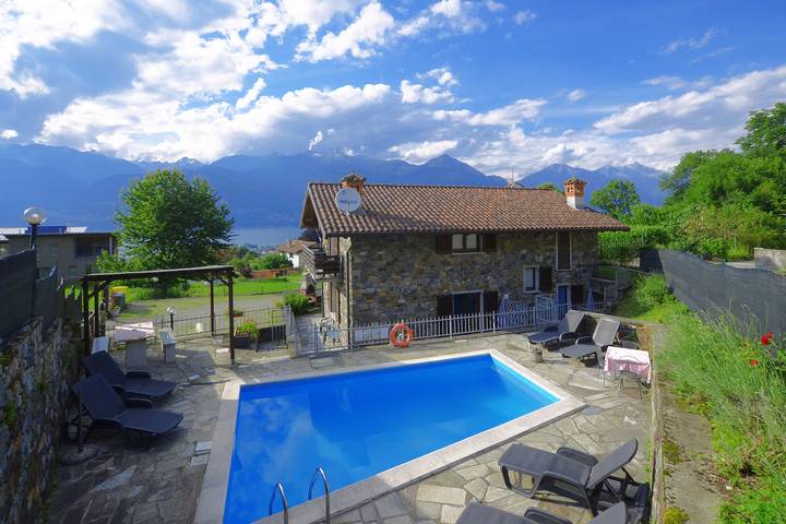 Ferienhaus für 9 Personen, mit Seeblick und Terrasse sowie Pool, kinderfreundlich am Comer See