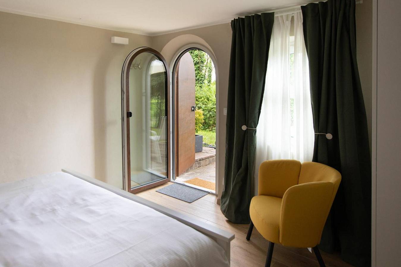 Apartment 'La Ginestra - Double Room' with Shared Garden, Wi-Fi and Air Conditioning in Mossa, Carso