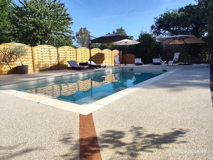 Location de vacances pour 8 personnes, avec Terrasse et Piscine à Lussac-les-Églises