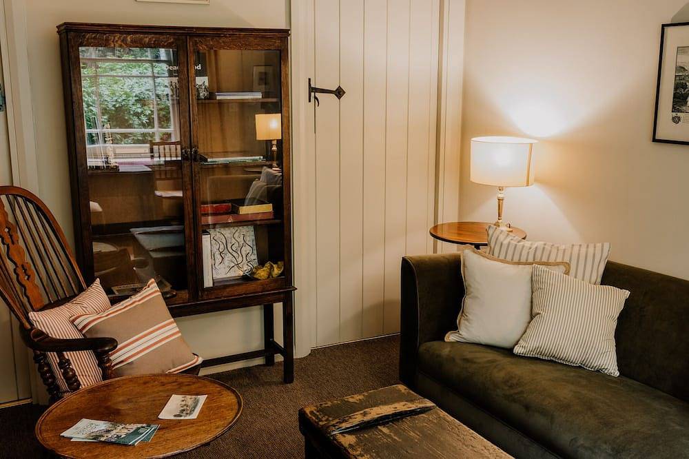 Beautiful Grade Ii* listed Gatehouse in Great Location in Sheffield, South Yorkshire