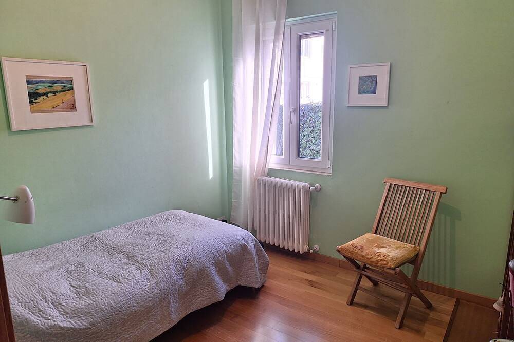 La Tramontana, freistehendes Ferienhaus mit schönem Garten in direkter Seenähe in Maccagno, Maccagno con Pino e Veddasca