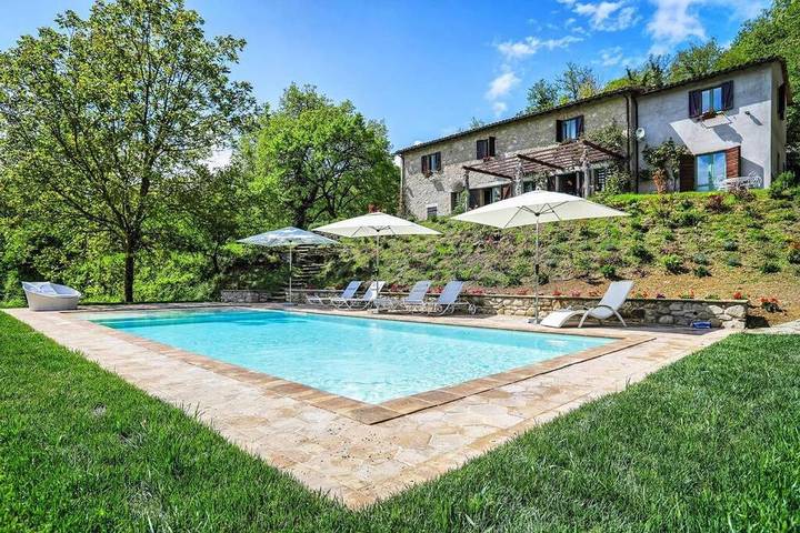 Casa vacanza per 12 persone, con Balcone e Terrazza nonché Giardino e Piscina a Massa Martana