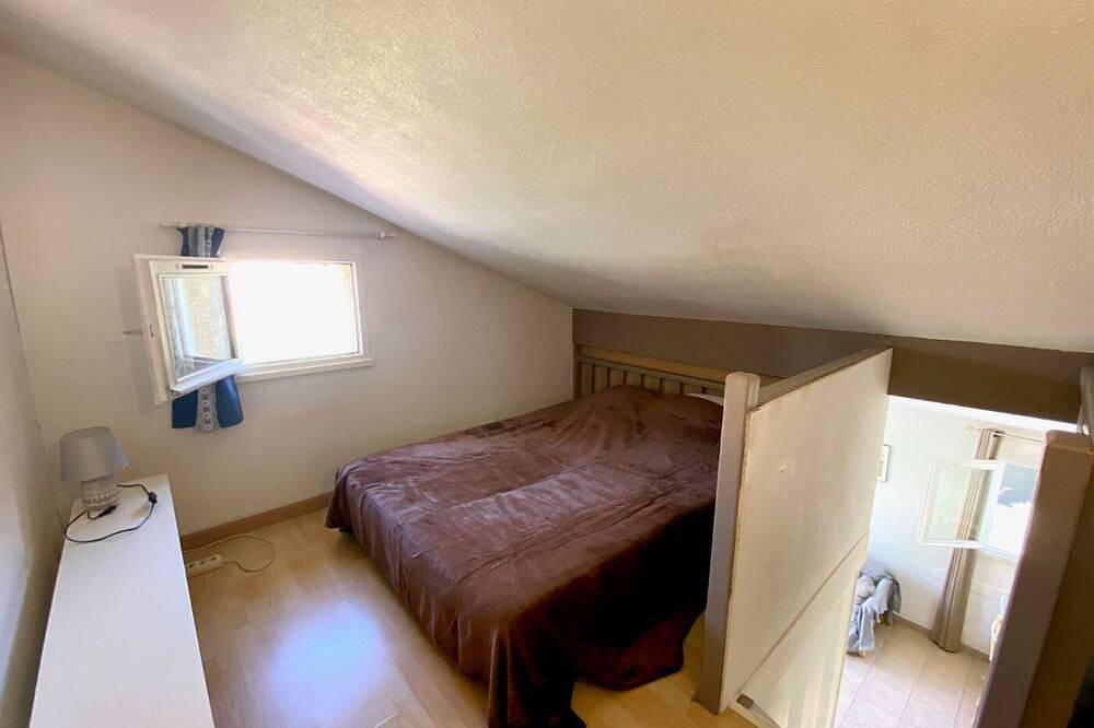 Entire apartment, Holiday home with pool and parking in Loupian in Loupian, Côte d'Améthyste