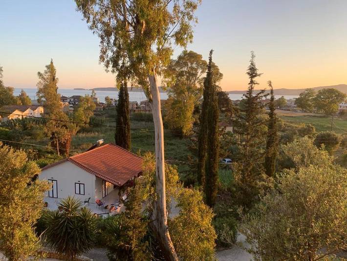 Location de vacances pour 4 personnes, avec Terrasse ainsi que Jardin et Vue dans Gialova