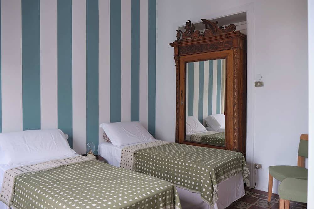 Apartamento entero, At 40 meters from the beach, it offers bright rooms with balconies and a private garage. in Pizzo, Provincia de Vibo Valentia