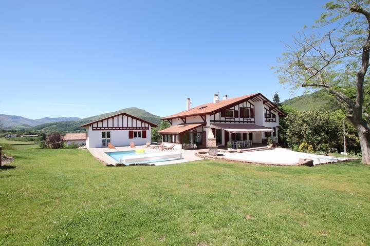 Gîte pour 14 personnes, avec piscine ainsi que jardin et terrasse à Ascarat - 2