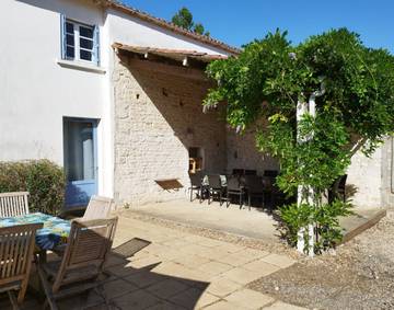 Gîte pour 15 personnes, avec piscine ainsi que jardin et terrasse dans les Pays de la Loire