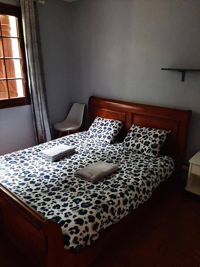 Location de vacances pour 2 personnes, avec Terrasse et Jardin ainsi que Piscine et Vue à Carlus