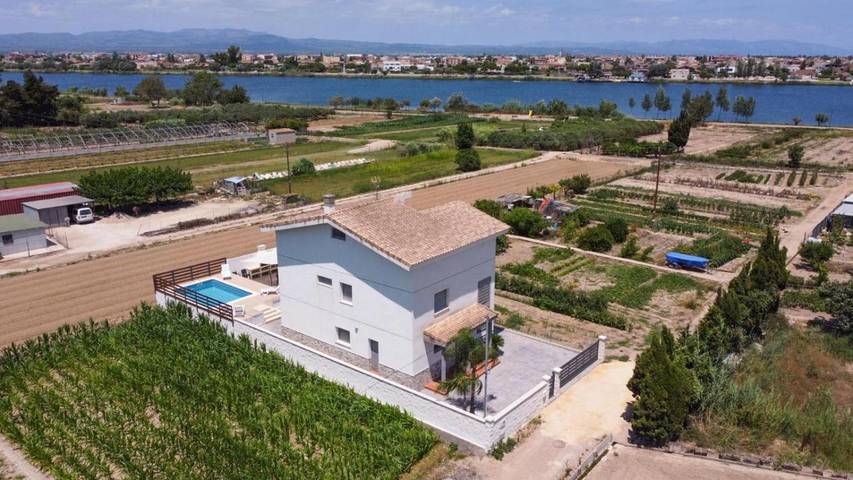 Chalet para 7 personas, con jardín y piscina además de vistas al lago y vistas en Provincia de Tarragona - 2